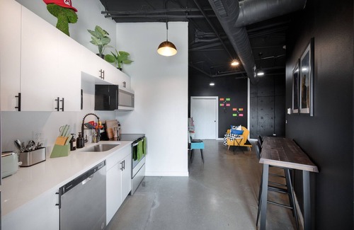 Downtown Des Moines Apartment | Retro Loft in downtown Des Moines with Terrace, Free Parking, gym, wells fargo