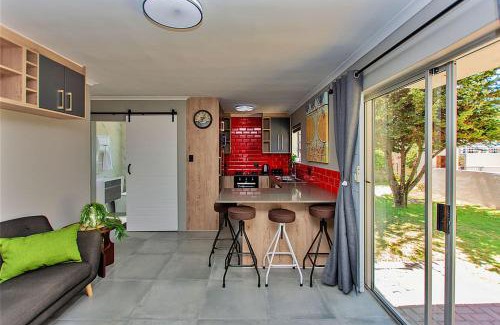 Langebaan Apartment | Retro Rest - walking distance to Beach, Langebaan
