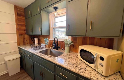 Wichita House | Retro Retreat- 2 Kings- Fun&Cozy