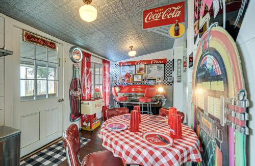 Llano House | Retro Retreat in Llano with Screened Porch!