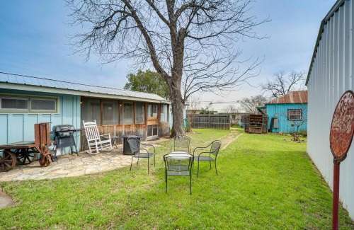 Llano House | Retro Retreat in Llano with Screened Porch!