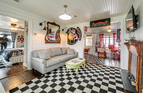 Llano House | Retro Retreat in Llano with Screened Porch!