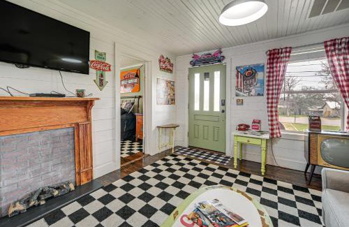 Llano House | Retro Retreat in Llano with Screened Porch!