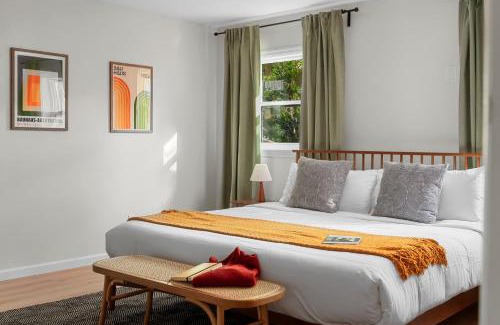 Alachua House | Retro Revival - Mid-Century Refuge with a '70s Twist