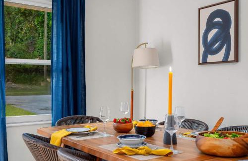 Alachua House | Retro Revival - Mid-Century Refuge with a '70s Twist