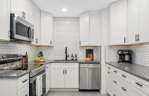 Alachua House | Retro Revival - Mid-Century Refuge with a '70s Twist