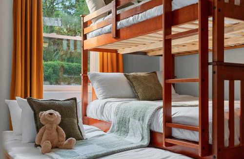 Alachua House | Retro Revival - Mid-Century Refuge with a '70s Twist