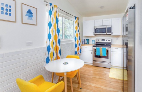 Three Rivers House | Retro River Casita -Waterfront, BBQ, Gameroom, Views 😍, 1 min to Sequoia Gate.