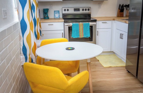 Three Rivers House | Retro River Casita -Waterfront, BBQ, Gameroom, Views 😍, 1 min to Sequoia Gate.