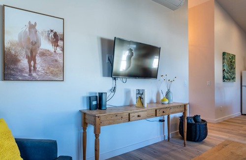 Paso Robles Cottage | Revine Lago-Vine Cottages-Luxury Suite with Private Hot Tub and Fire pit!