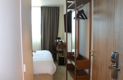 Signes Hotel | Revitalize in 2 Modern Haven w/Scenic Provencal Views, Near Local Attractions