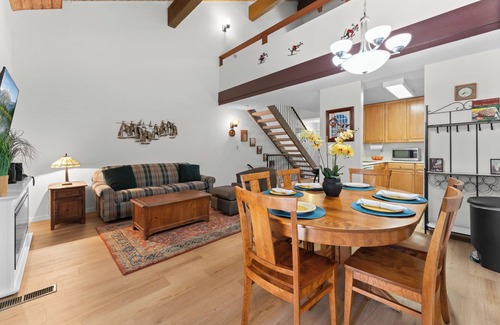 Carnelian Woods House | Revived Townhome, Pool, Kitchen, Walk to Lake!