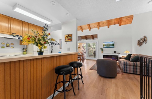 Carnelian Woods House | Revived Townhome, Pool, Kitchen, Walk to Lake!