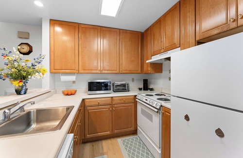 Carnelian Woods House | Revived Townhome, Pool, Kitchen, Walk to Lake!