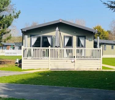 Allerthorpe House | Reynards Retreat Lodge with Hot Tub