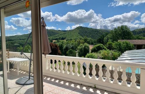 Saint-Gery Apartment | Rez de Piscine, 10 Personnes - RÊVE DE PAPILLON et À L'étage, 5 Personnes - NID D'ÉTOILES, Il s'agit bien de deux gîtes individuels qui sont reliés par un escalier interne, cela permet a une grande famille de louer les deux gîtes