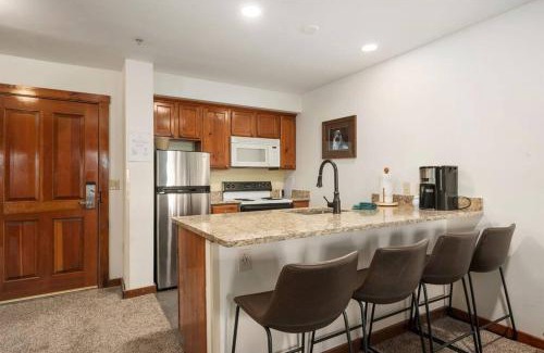 Snowshoe Apartment | RF219 Hot tub,Heated garage and Parking