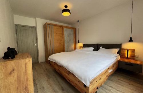 Tirgu Mures Apartment | Rhapsody Home - Urban quiet area with Parking&King Bed&Balcony