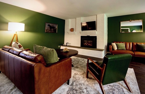Rhinebeck Hotel | Rhinebeck Inn Suite with Private Living Room