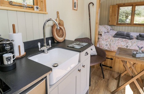 Llanbedr Cottage | RHINOG - SHEPHERDS HUT, romantic, with hot tub in Llanaber