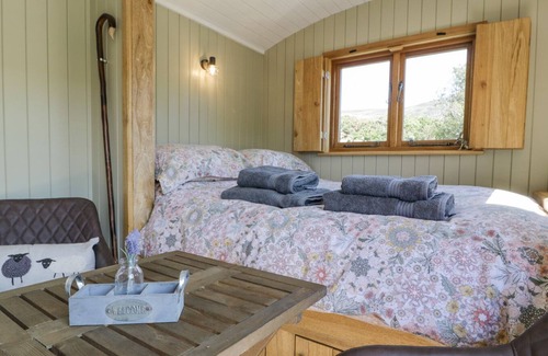 Llanbedr Cottage | RHINOG - SHEPHERDS HUT, romantic, with hot tub in Llanaber