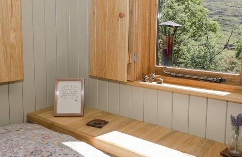 Llanbedr Cottage | RHINOG - SHEPHERDS HUT, romantic, with hot tub in Llanaber