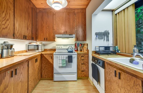 Mount Hood Village Cabin | Rhododendron Creekside Cabin w/Hot Tub & Fire Pit