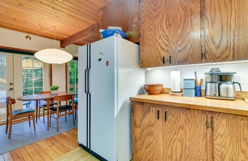 Mount Hood Village Cabin | Rhododendron Creekside Cabin w/Hot Tub & Fire Pit