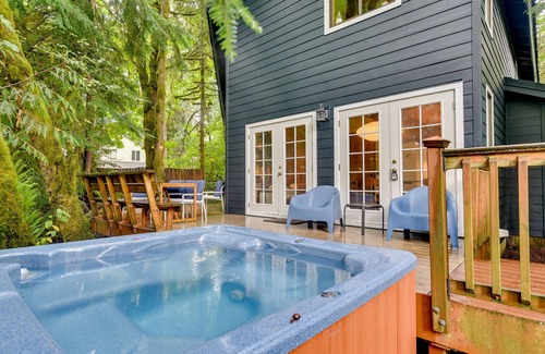 Mount Hood Village Cabin | Rhododendron Creekside Cabin w/Hot Tub & Fire Pit