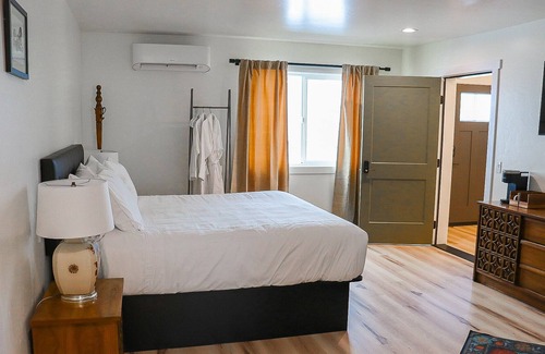 Gold Beach House | Rhododendron Room at The Wildflower Inn