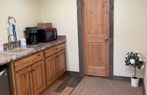 Gardiner Cabin | Rhodopa Lodge at Yellowstone Hotel rooms