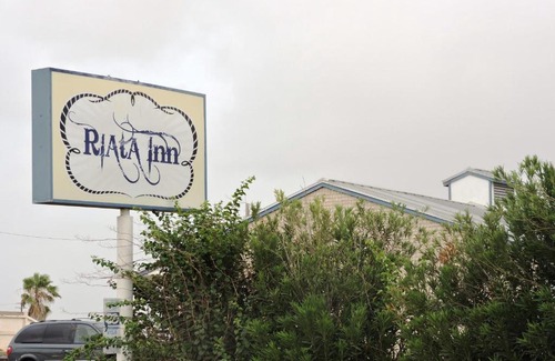 Crystal City Hotel | Riata Inn - Crystal City