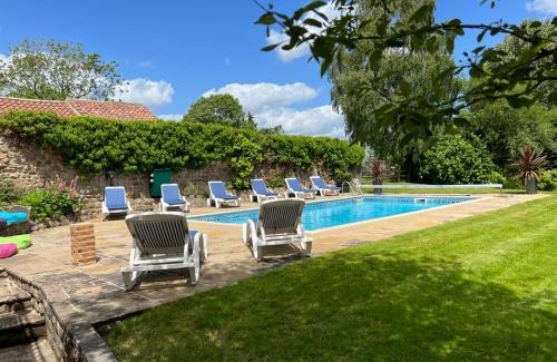 Ingerthorpe House | Richmond Hill Cottages, Exclusive 6 bedroom Farm House, Markington with heated pool