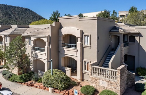 Oak Creek Resort | Ridge on Sedona - 1 BEDROOM 1 KING SUITE WITH ROLL-IN SHOWER