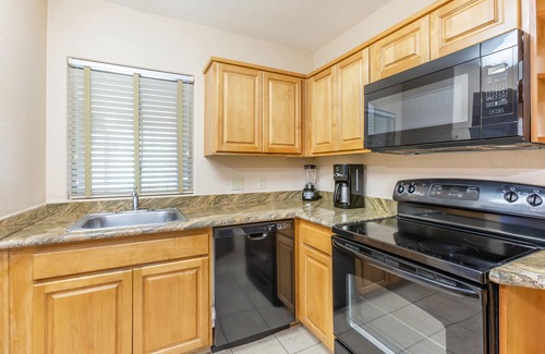 Oak Creek Resort | Ridge on Sedona - 1 BEDROOM 1 KING SUITE WITH ROLL-IN SHOWER