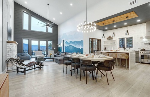 The Peaks at Lake Lure House | Ridgeline: Luxe Views, Heated Pool & Hot Tub Oasis + 6 Hole Putting Green