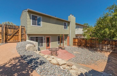 The Ridges Apartment | Ridges Retreat - Cozy home with Patio & Garage, Free Wifi & Pets Welcome