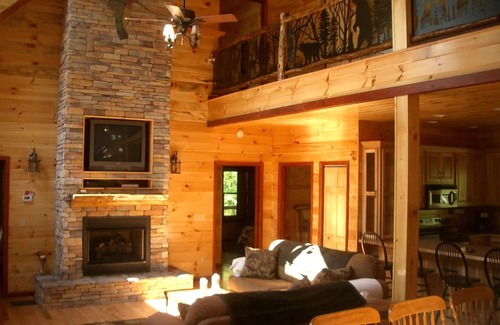 Franklin Cabin | Ridgetop Manor 43 acres of fresh air and room to roam and breathe 50 mile views