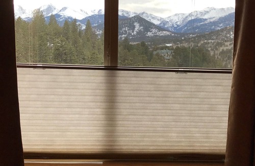 Estes Park House | RIDGEVIEW RETREAT/Huge views! Hot tub, fireplaces, A/C, and location!