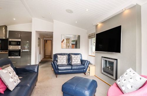 Troutbeck Bridge Cottage | RIDGWAY LODGE, pet friendly, with hot tub in Windermere