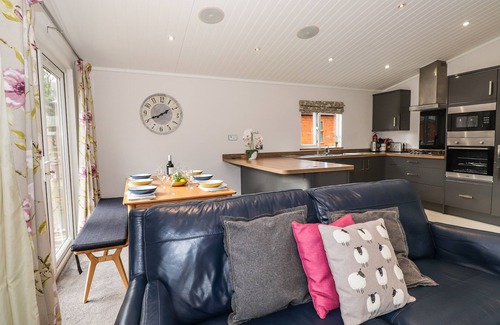 Troutbeck Bridge Cottage | RIDGWAY LODGE, pet friendly, with hot tub in Windermere