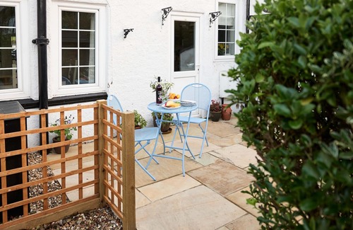 Sandsend Cottage | RIGG COTTAGE, pet friendly, with open fire in Sandsend