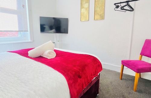 Southsea Apartment | Right in the heart of Portsmouth, less than 10 minutes walk from the beach!