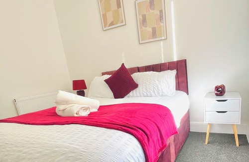 Southsea Apartment | Right in the heart of Portsmouth, less than 10 minutes walk from the beach!