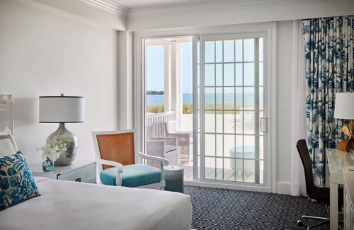 Marathon Hotel | Right in the Middle of Florida Keys | Relaxing Private Beach & Outdoor Pools