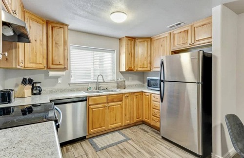 Springville House | Right off Main St, Backyard