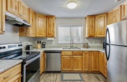 Springville House | Right off Main St, Backyard