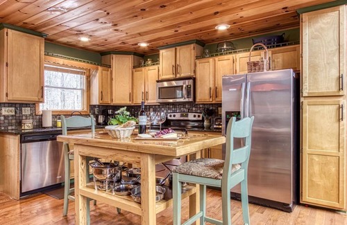 Gatlinburg - Pigeon Forge Cabin | Right on the Little Pigeon River! Listen to the sounds of nature!