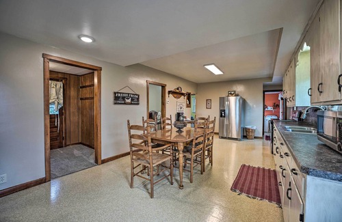 Goshen House | 'Rise and Shine Farm' in Goshen w/BBQ & Fire Pit!