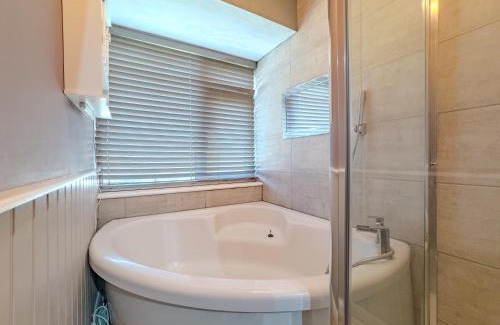 Basildon House | Rise Park Cozy House - Basildon